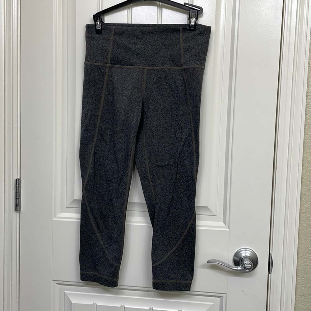 Athleta Salutation Capri‎ size small Heather Gray Workout pants